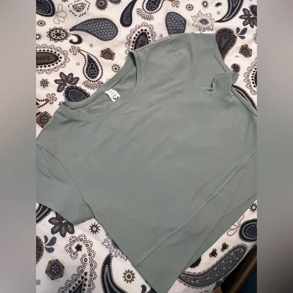 Matching Old Navy workout set size S. NWT green bike shorts, 2 longline bras - Picture 13 of 15